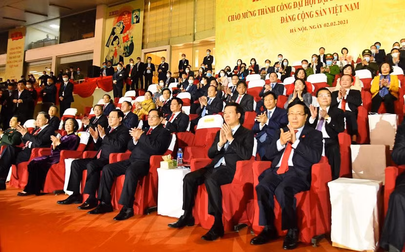 Các đồng chí lãnh đạo Đảng, Nhà nước và thành phố Hà Nội dự chương trình nghệ thuật