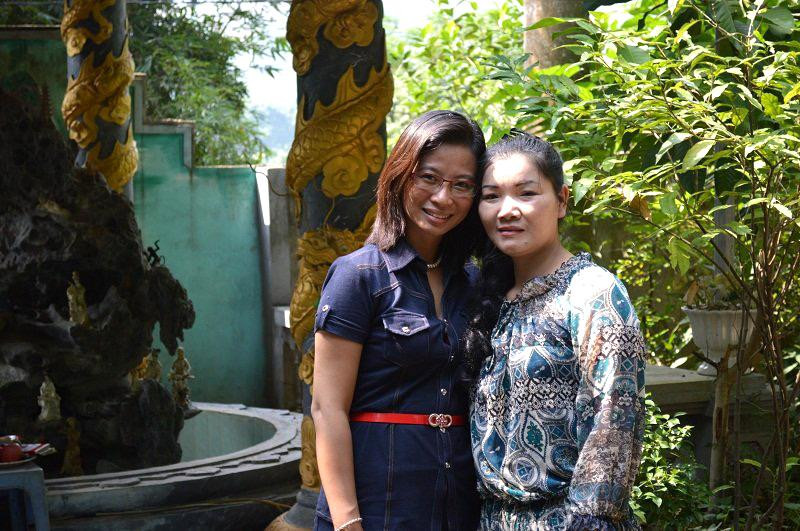 Nhà văn Nguyễn Thị Việt Hà (bên trái) chụp ảnh cùng nhà ngoại cảm Hoàng Thị Thiêm Nhà văn Nguyễn Thị Việt Hà (bên trái) chụp ảnh cùng nhà ngoại cảm Hoàng Thị Thiêm