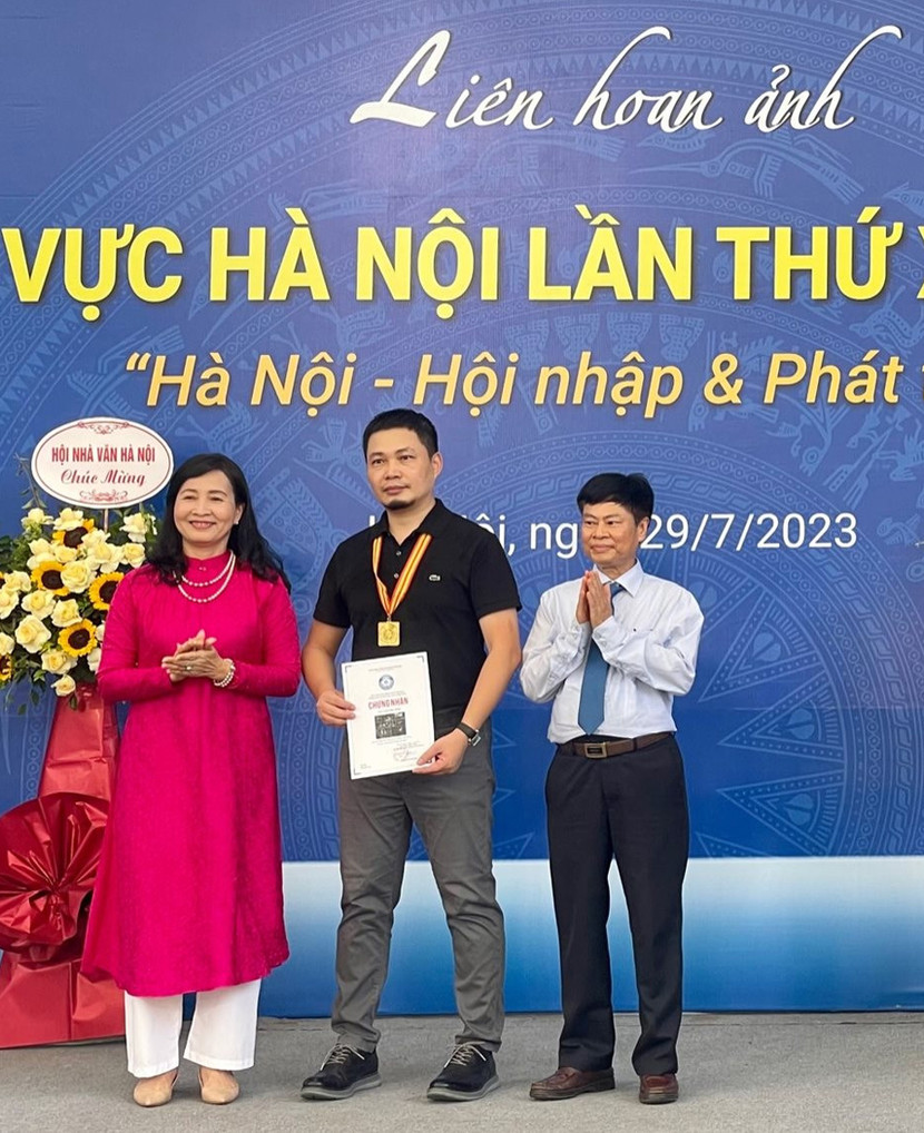 BTC trao HCV cho tác giả Phạm Đình Thành.