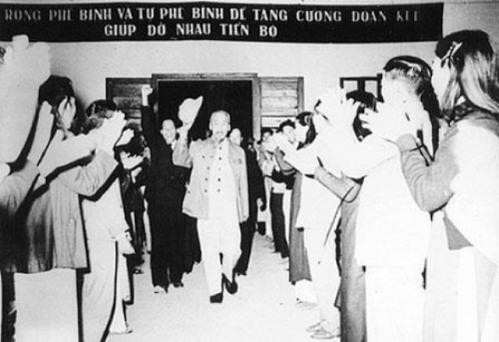 Bác Hồ đến dự Lễ khai giảng trường Đại học Nhân dân Việt Nam ngày 19-1-1955 Bác Hồ đến dự Lễ khai giảng trường Đại học Nhân dân Việt Nam ngày 19-1-1955