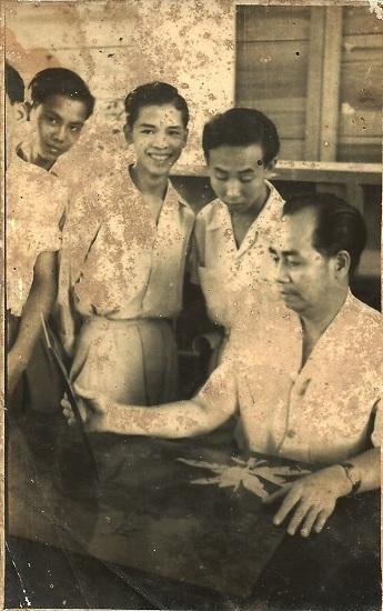 Họa sĩ Phạm Hậu giảng dạy nghệ thuật sơn mài cho các học trò.