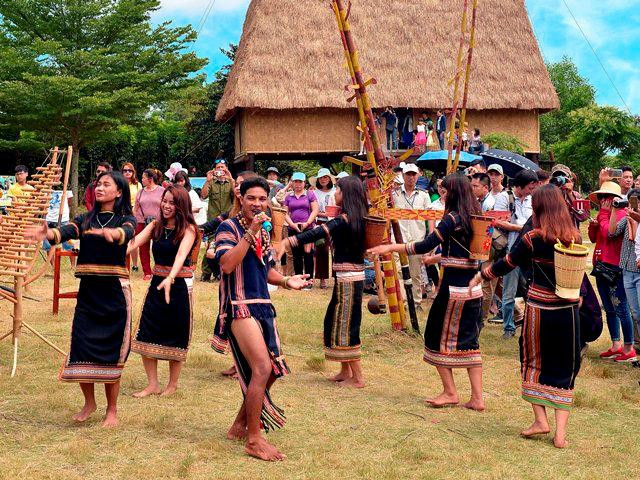 Đồng bào Tây Nguyên trình diễn dân ca dân vũ tại Làng Văn hóa - Du lịch các dân tộc Việt Nam, Đồng Mô, Sơn Tây, Hà Nội Đồng bào Tây Nguyên trình diễn dân ca dân vũ tại Làng Văn hóa - Du lịch các dân tộc Việt Nam, Đồng Mô, Sơn Tây, Hà Nội