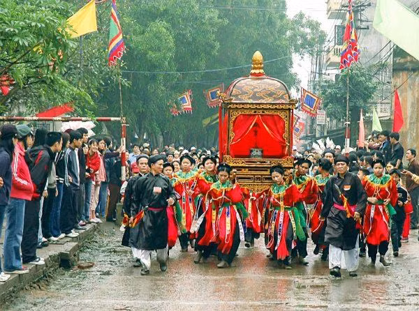 Rước kiệu trong lễ hội năm làng Mọc Rước kiệu trong lễ hội năm làng Mọc