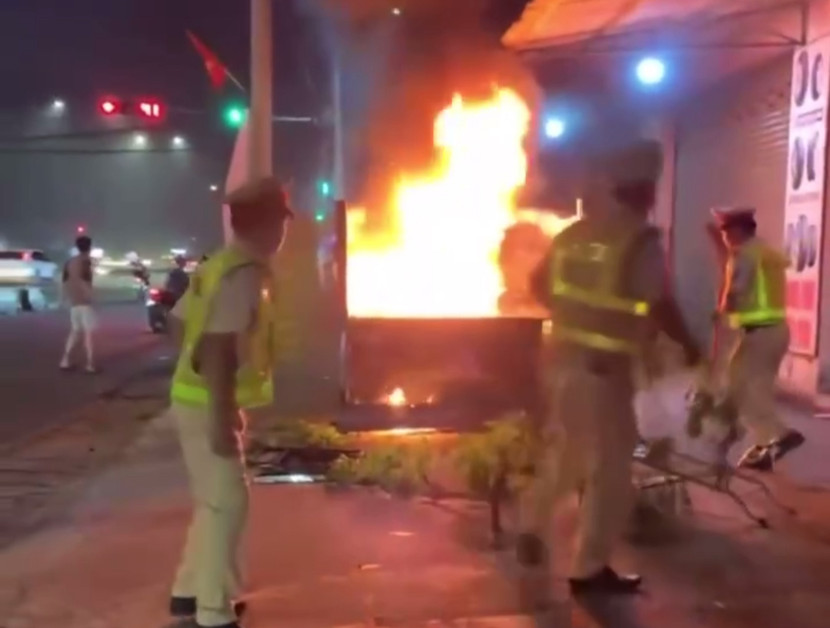 4 chiếc xe máy bị đốt bốc cháy trên thùng xe Cảnh sát giao thông