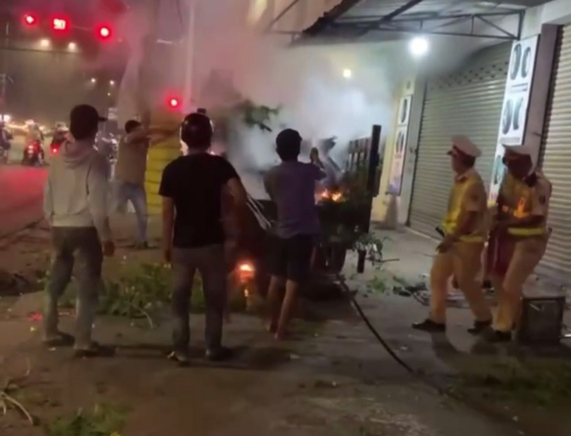 Người dân cùng lực lượng Cảnh sát giao thông dập lửa