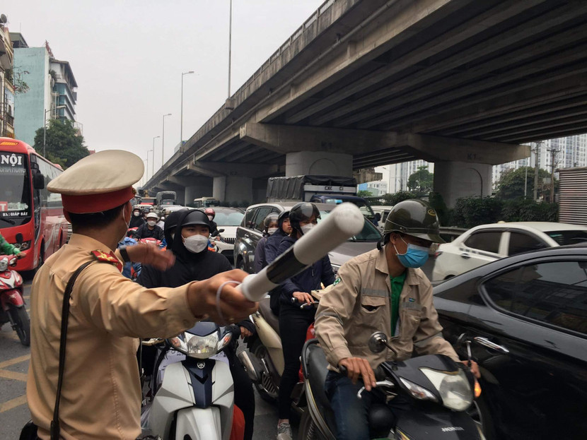 Thượng úy Lương Trọng Toàn và một số cán bộ khác của đội CSGT số 14, CATP Hà Nội phải làm "thông ca", đảm bảo không ùn tắc ngay từ cửa ngõ Thủ đô Thượng úy Lương Trọng Toàn và một số cán bộ khác của đội CSGT số 14, CATP Hà Nội phải làm "thông ca", đảm bảo không ùn tắc ngay từ cửa ngõ Thủ đô