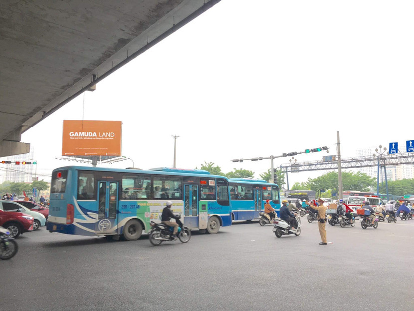 Lưu lượng phương tiện giao thông tăng cao gấp 4-5 lần sau dịp nghỉ lễ Giỗ tổ, người dân ùn ùn trở về Thủ đô Lưu lượng phương tiện giao thông tăng cao gấp 4-5 lần sau dịp nghỉ lễ Giỗ tổ, người dân ùn ùn trở về Thủ đô