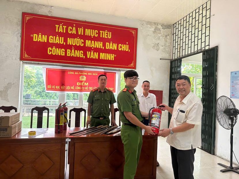 Người dân vui mừng khi được tặng bình chữa cháy Người dân vui mừng khi được tặng bình chữa cháy