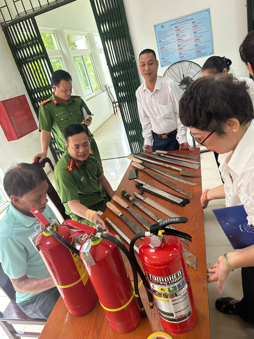 Người dân giao nộp vũ khí, vật liệu nổ và công cụ hỗ trợ đổi bình chữa cháy Người dân giao nộp vũ khí, vật liệu nổ và công cụ hỗ trợ đổi bình chữa cháy