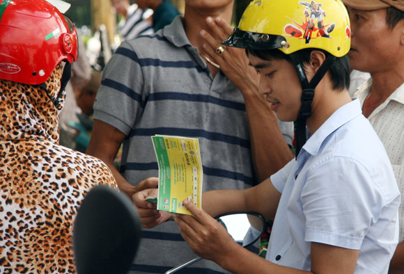 Mắc võng, vạ vật từ 23h đêm tới 11h trưa mới mua được vé xem bán kết U19 Việt Nam ảnh 9