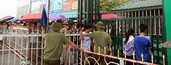 Mắc võng, vạ vật từ 23h đêm tới 11h trưa mới mua được vé xem bán kết U19 Việt Nam ảnh 2