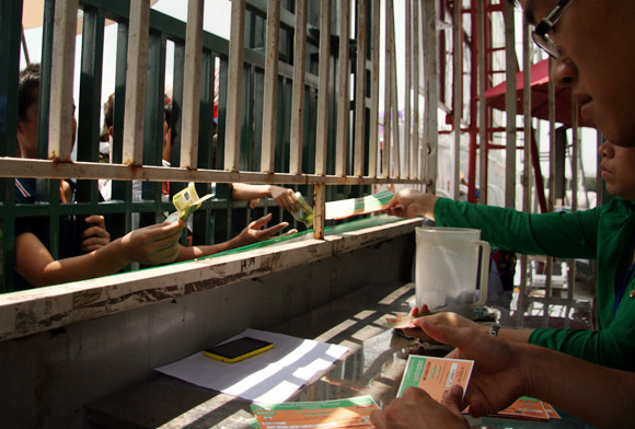 Mắc võng, vạ vật từ 23h đêm tới 11h trưa mới mua được vé xem bán kết U19 Việt Nam ảnh 3