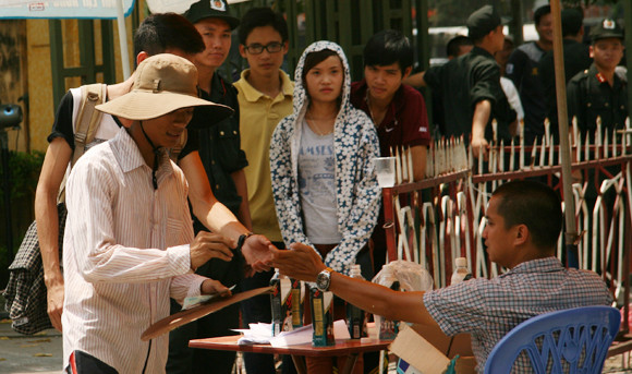 Mắc võng, vạ vật từ 23h đêm tới 11h trưa mới mua được vé xem bán kết U19 Việt Nam ảnh 6