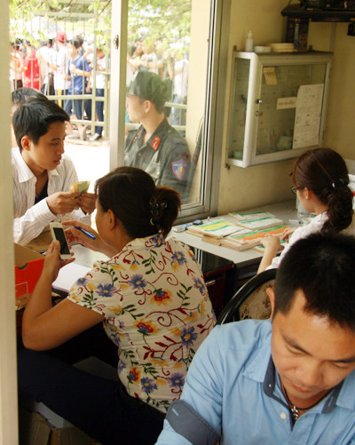 Mắc võng, vạ vật từ 23h đêm tới 11h trưa mới mua được vé xem bán kết U19 Việt Nam ảnh 7