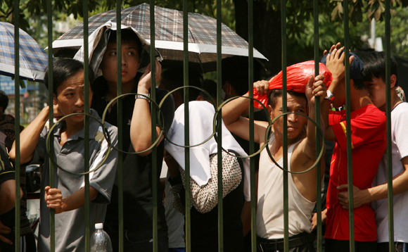 Mắc võng, vạ vật từ 23h đêm tới 11h trưa mới mua được vé xem bán kết U19 Việt Nam ảnh 8