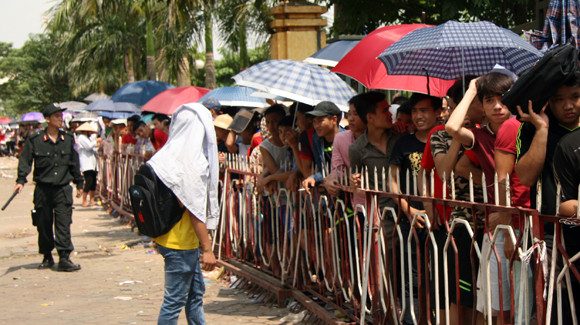 Mắc võng, vạ vật từ 23h đêm tới 11h trưa mới mua được vé xem bán kết U19 Việt Nam ảnh 4