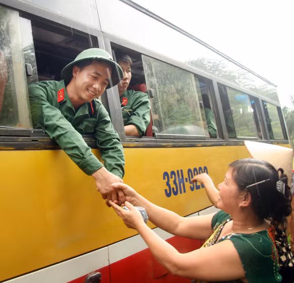 Huyện Đông Anh: 220 tân binh nô nức lên đường nhập ngũ ảnh 9