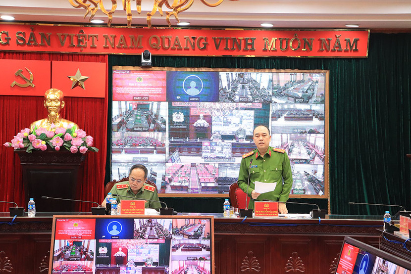 Đại tá Nguyễn Đức Long - Phó Giám đốc Công an thành phố điều hành phần tham luận