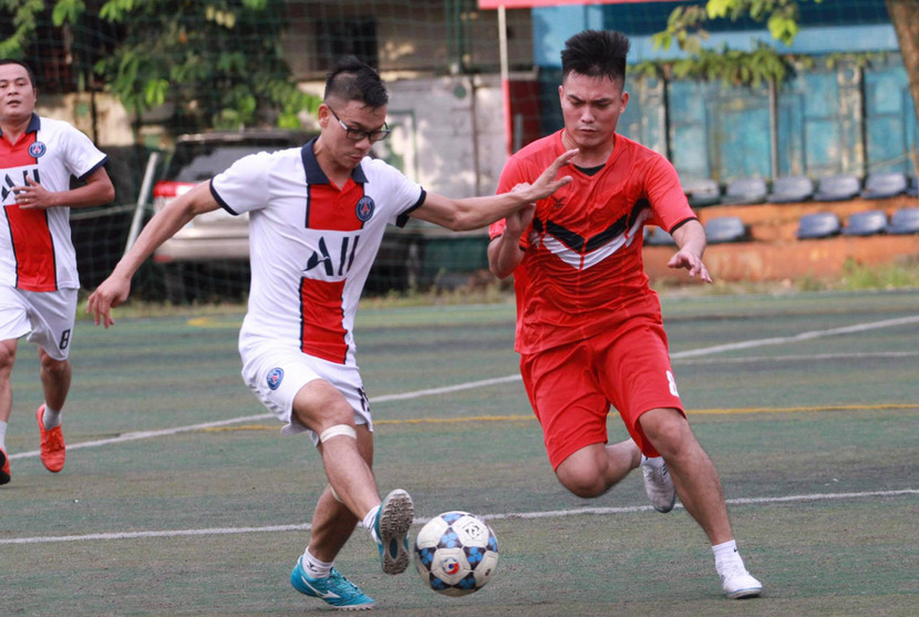 Đội Công an phường Chương Dương (áo trắng) cùng đội Cảnh sát điều tra tội phạm về trật tự xã hội cống hiến cho khán giả một trận chung kết hấp dẫn