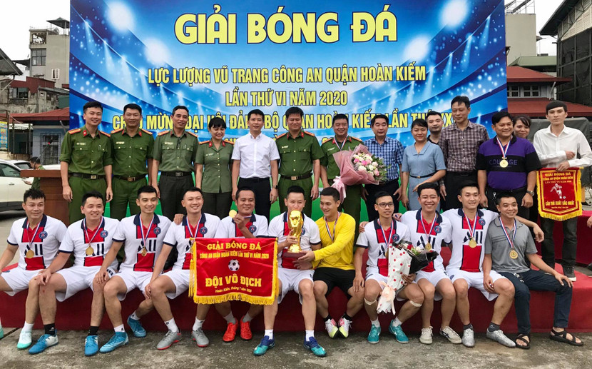 BTC trao cúp, cờ lưu niệm cùng huy chương vàng cho các cầu thủ Công an phường Chương Dương