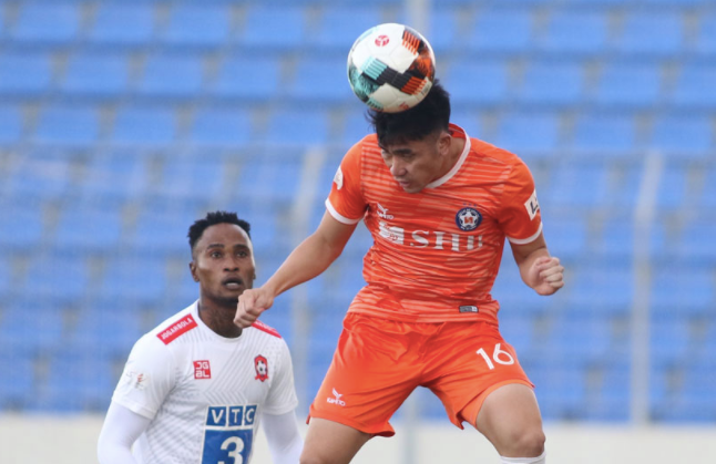 Để chắc suất vào top 8, CLB Đà Nẵng (bên phải) buộc phải thắng Nam Định ở vòng tới Để chắc suất vào top 8, CLB Đà Nẵng (bên phải) buộc phải thắng Nam Định ở vòng tới