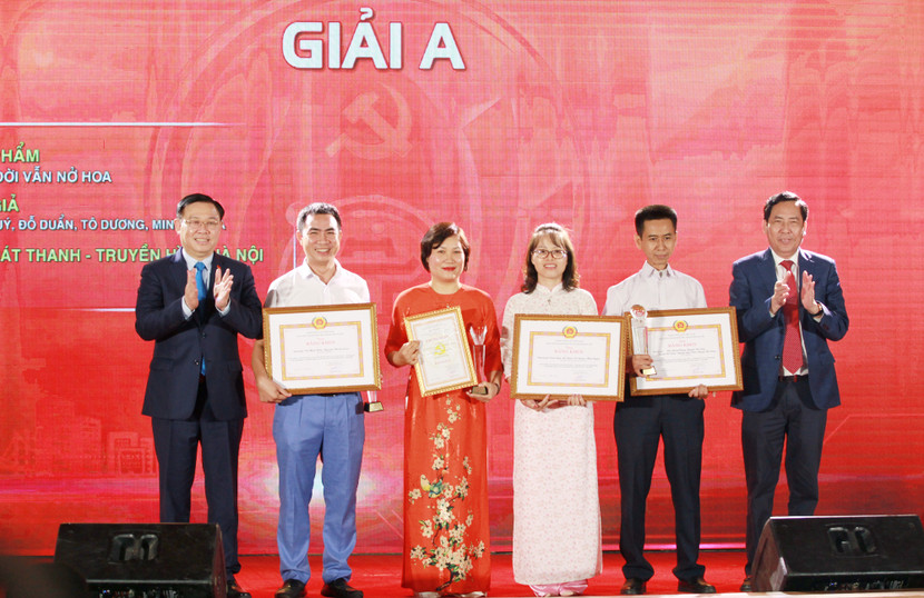 Bí thư Thành ủy Hà Nội Vương Đình Huệ (ngoài cùng bên trái) và Chủ tịch Hội Nhà báo Việt Nam Thuận Hữu (ngoài cùng bên phải) trao thưởng cho các tác giả đoạt giải A Giải báo chí về Xây dựng Đảng và hệ thống chính trị của thành phố Hà Nội năm 2020. Bí thư Thành ủy Hà Nội Vương Đình Huệ (ngoài cùng bên trái) và Chủ tịch Hội Nhà báo Việt Nam Thuận Hữu (ngoài cùng bên phải) trao thưởng cho các tác giả đoạt giải A Giải báo chí về Xây dựng Đảng và hệ thống chính trị của thành phố Hà Nội năm 2020.