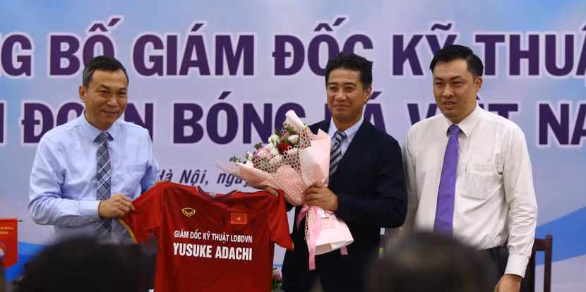 Đại diện VFF tặng hoa tân Giám đốc kỹ thuật Adachi (giữa)