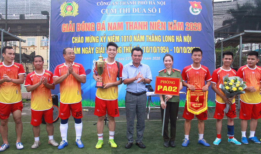 Thiếu tướng Nguyễn Anh Tuấn - Ủy viên Ban Thường vụ Đảng ủy, Phó Giám đốc CATP Hà Nội - trao cúp vô địch cho đội Phòng An ninh đối nội