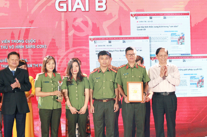 Nhóm tác giải Báo An ninh Thủ đô nhận giải B Giải báo chí về Xây dựng Đảng và hệ thống chính trị của thành phố Hà Nội năm 2020. Nhóm tác giải Báo An ninh Thủ đô nhận giải B Giải báo chí về Xây dựng Đảng và hệ thống chính trị của thành phố Hà Nội năm 2020.