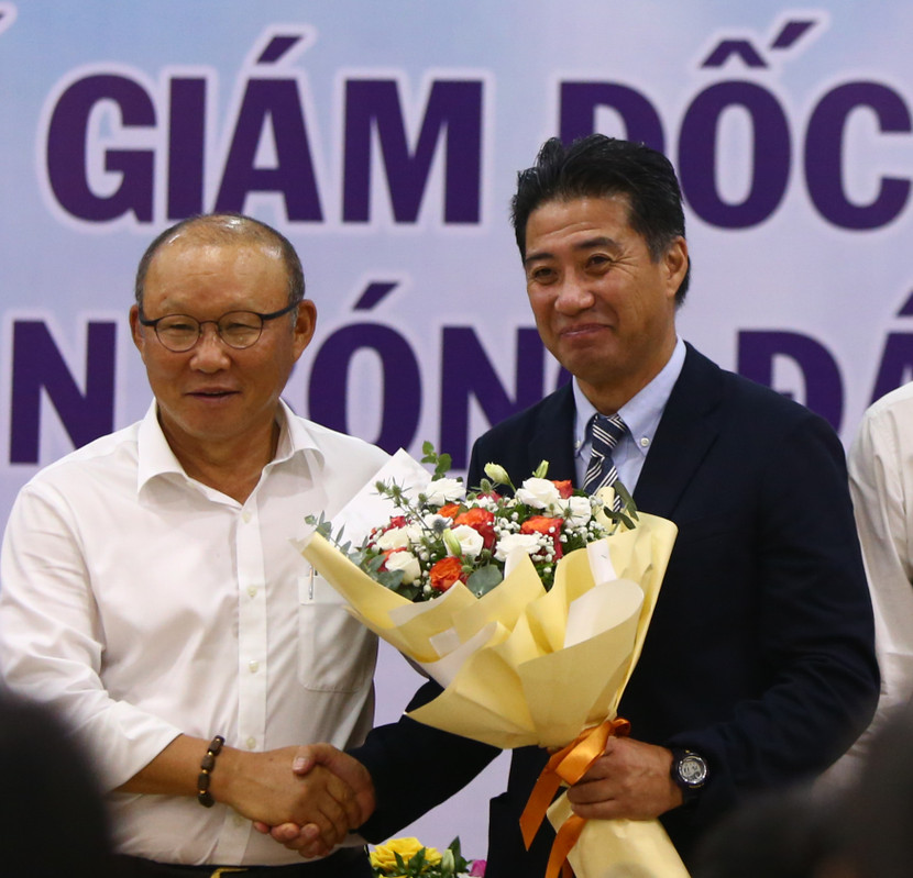 HLV trưởng ĐTQG Việt Nam Park Hang-seo tặng hoa chúc mừng tân Giám đốc kỹ thuật Adachi