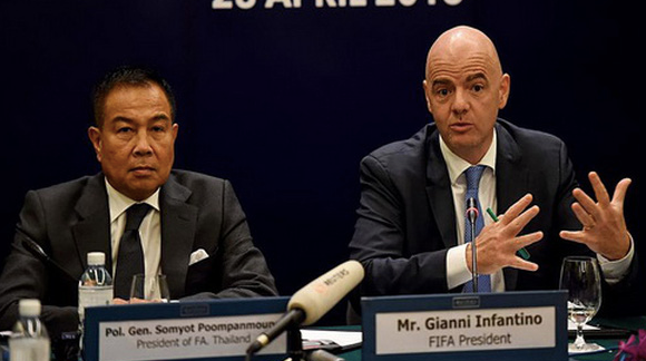 Chủ tịch FIFA Infantino (bên phải) chưa hồi âm công văn xin ứng tiền của Chủ tịch FAT Somyot Chủ tịch FIFA Infantino (bên phải) chưa hồi âm công văn xin ứng tiền của Chủ tịch FAT Somyot