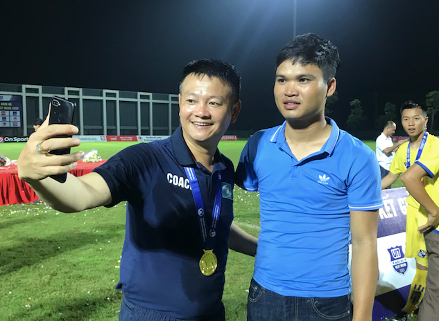 Nở nụ cười tươi, Văn Quyến giúp anh Thái Văn Nhật hoàn thành ý nguyện là một tấm ảnh chụp chung với thần tượng Nở nụ cười tươi, Văn Quyến giúp anh Thái Văn Nhật hoàn thành ý nguyện là một tấm ảnh chụp chung với thần tượng