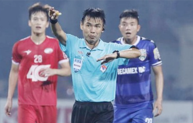 Trọng tài Trương Hồng Vũ có pha "bẻ còi" gây bức xúc ở V-League 2019 Trọng tài Trương Hồng Vũ có pha "bẻ còi" gây bức xúc ở V-League 2019
