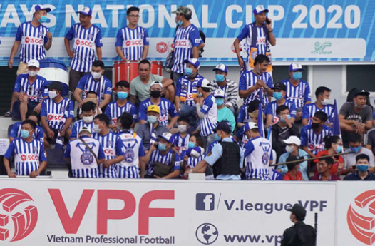 Người hâm mộ háo hức được vào sân khi V-League trở lại