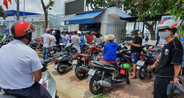 Người dân Bà Rịa Vũng Tàu xếp hàng chờ mua vé trong phiên mở bán sáng 9-9 Người dân Bà Rịa Vũng Tàu xếp hàng chờ mua vé trong phiên mở bán sáng 9-9