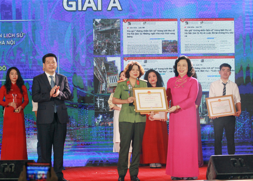 Phó Trưởng ban Tuyên giáo Trung ương Nguyễn Hồng Diên cùng Phó Bí thư Thường trực Thành ủy Ngô Thị Thanh Hẳng trao giải A Giải báo chí về Phát triển văn hóa và xây dựng người Hà Nội thanh lịch, văn minh 2020 cho tác giả Đỗ Vân Quế - Báo An ninh Thủ đô. Phó Trưởng ban Tuyên giáo Trung ương Nguyễn Hồng Diên cùng Phó Bí thư Thường trực Thành ủy Ngô Thị Thanh Hẳng trao giải A Giải báo chí về Phát triển văn hóa và xây dựng người Hà Nội thanh lịch, văn minh 2020 cho tác giả Đỗ Vân Quế - Báo An ninh Thủ đô.