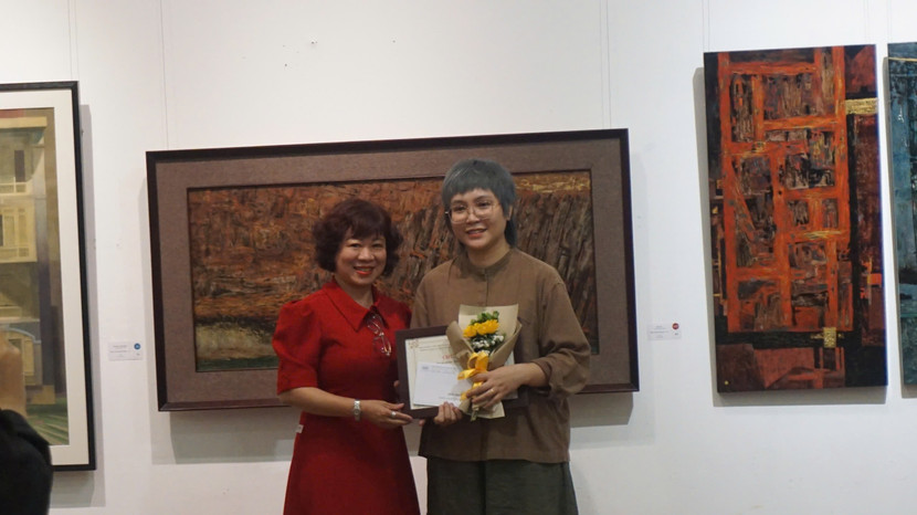 Ban tổ chức trao giải Nhất cho sinh viên Mai Hoa