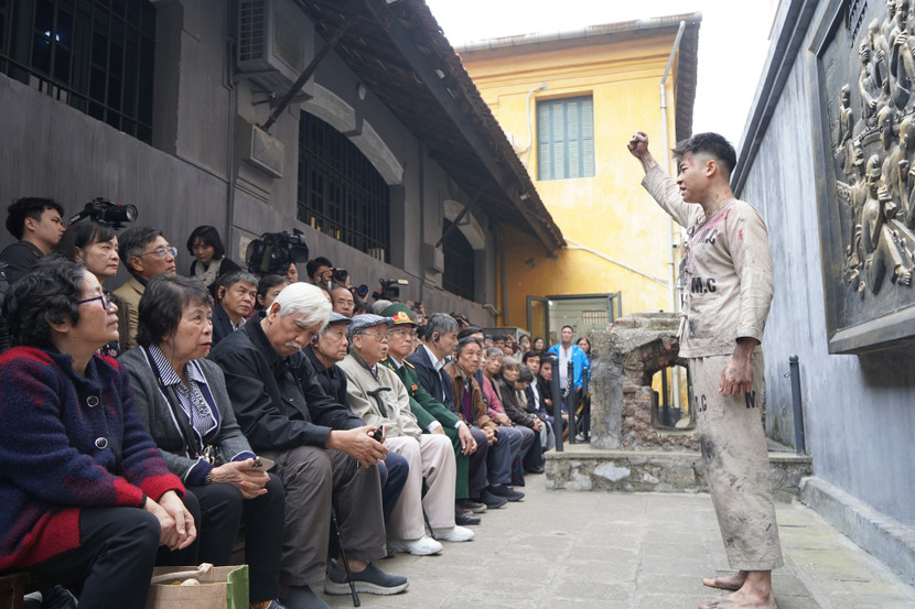 Hoạt cảnh sân khấu tái hiện lại cuộc vượt ngục của các chiến sĩ cách mạng tại nhà tù Hỏa Lò cách đây 80 năm