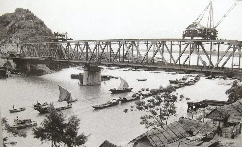 Công trường xây dựng cầu Hàm Rồng năm 1963-1964. (Ảnh tư liệu) Công trường xây dựng cầu Hàm Rồng năm 1963-1964. (Ảnh tư liệu)