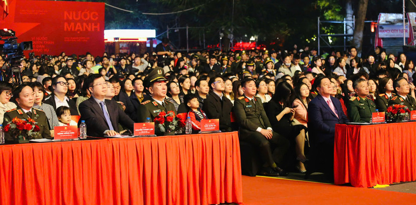 Các đại biểu tham dự gala âm nhạc "Vinh quang Công an nhân dân Việt Nam"