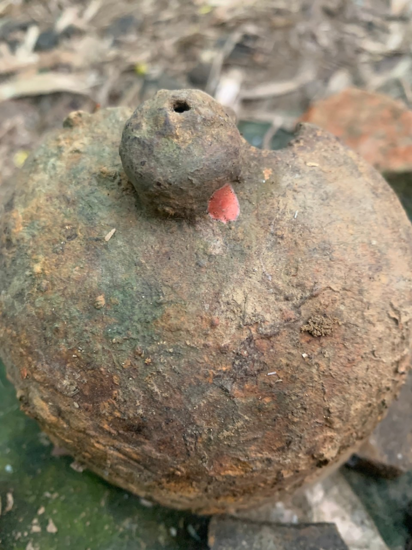 Chuông đồng có lỗ xâu dây để treo