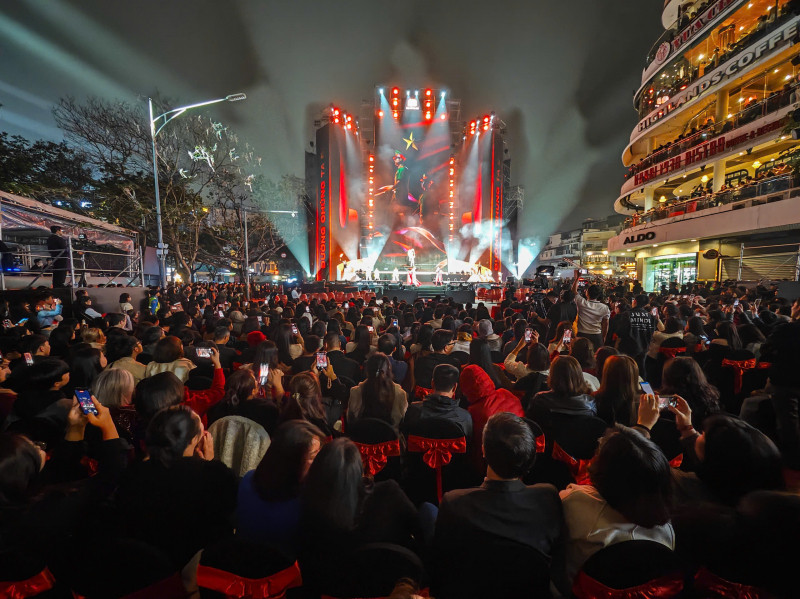 "Biển người" dõi theo đêm nhạc (ảnh: Thuần Thư)