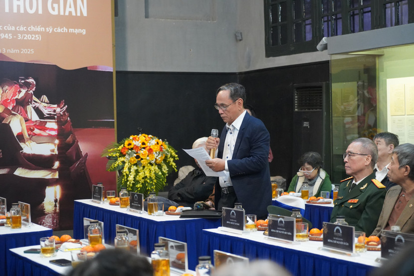 Ông Trần Kháng Chiến, con trai đồng chí Trần Tử Bình chia sẻ tại buổi giao lưu.