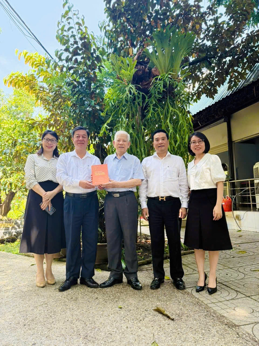 PGS.TS Vũ Trọng Lâm, Giám đốc - Tổng Biên tập Nhà Xuất bản Chính trị quốc gia Sự thật và đồng chí Nguyễn Thái Bình, Phó Giám đốc cùng đại diện một số đơn vị thuộc nhà xuất bản trao tặng nguyên Ủy viên Bộ Chính trị, nguyên Chủ tịch nước Nguyễn Minh Triết cuốn sách "Đẩy mạnh công cuộc xây dựng và phát triển đất nước". Ảnh: NXB Chính trị quốc gia Sự thật.