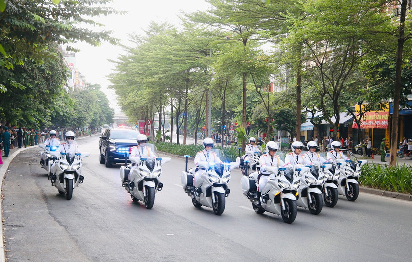 Đoàn xe di chuyển trên tuyến phố Đào Tấn (Ba Đình)