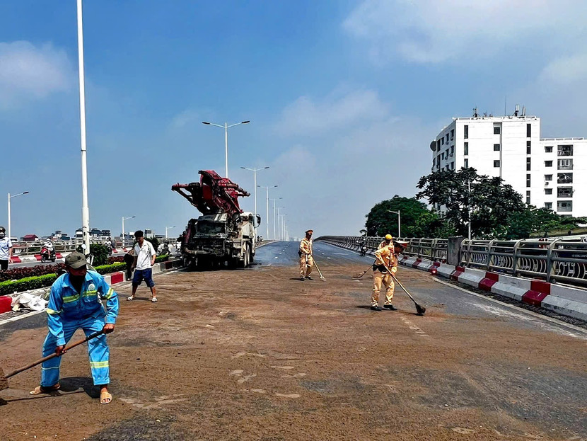 Vệt dầu loang gần như tràn kín mặt cầu
