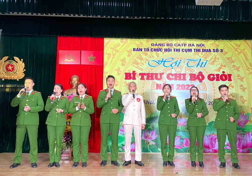 Trung tá Nguyễn Tuấn Phương cùng dàn đồng ca Phòng Cảnh sát môi trường góp vui với hội thi bằng một tiết mục văn nghệ Trung tá Nguyễn Tuấn Phương cùng dàn đồng ca Phòng Cảnh sát môi trường góp vui với hội thi bằng một tiết mục văn nghệ