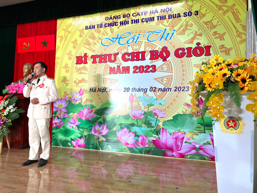 Trung tá Nguyễn Trọng Bằng thể hiện phần thi giới thiệu Trung tá Nguyễn Trọng Bằng thể hiện phần thi giới thiệu