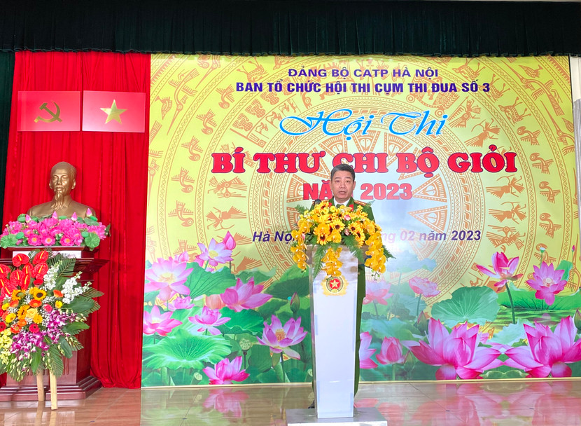 Đại tá Nguyễn Thế Hùng - Trưởng Phòng Cảnh sát hình sự, đơn vị Cụm trưởng phát biểu khai mạc hội thi Đại tá Nguyễn Thế Hùng - Trưởng Phòng Cảnh sát hình sự, đơn vị Cụm trưởng phát biểu khai mạc hội thi