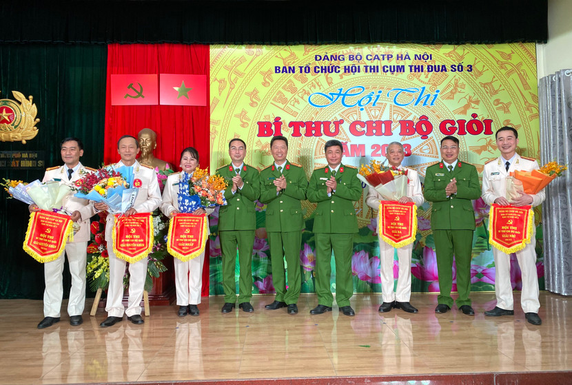 Ban tổ chức và Ban giám khảo chụp ảnh lưu niệm cùng các thí sinh tham dự hội thi Ban tổ chức và Ban giám khảo chụp ảnh lưu niệm cùng các thí sinh tham dự hội thi